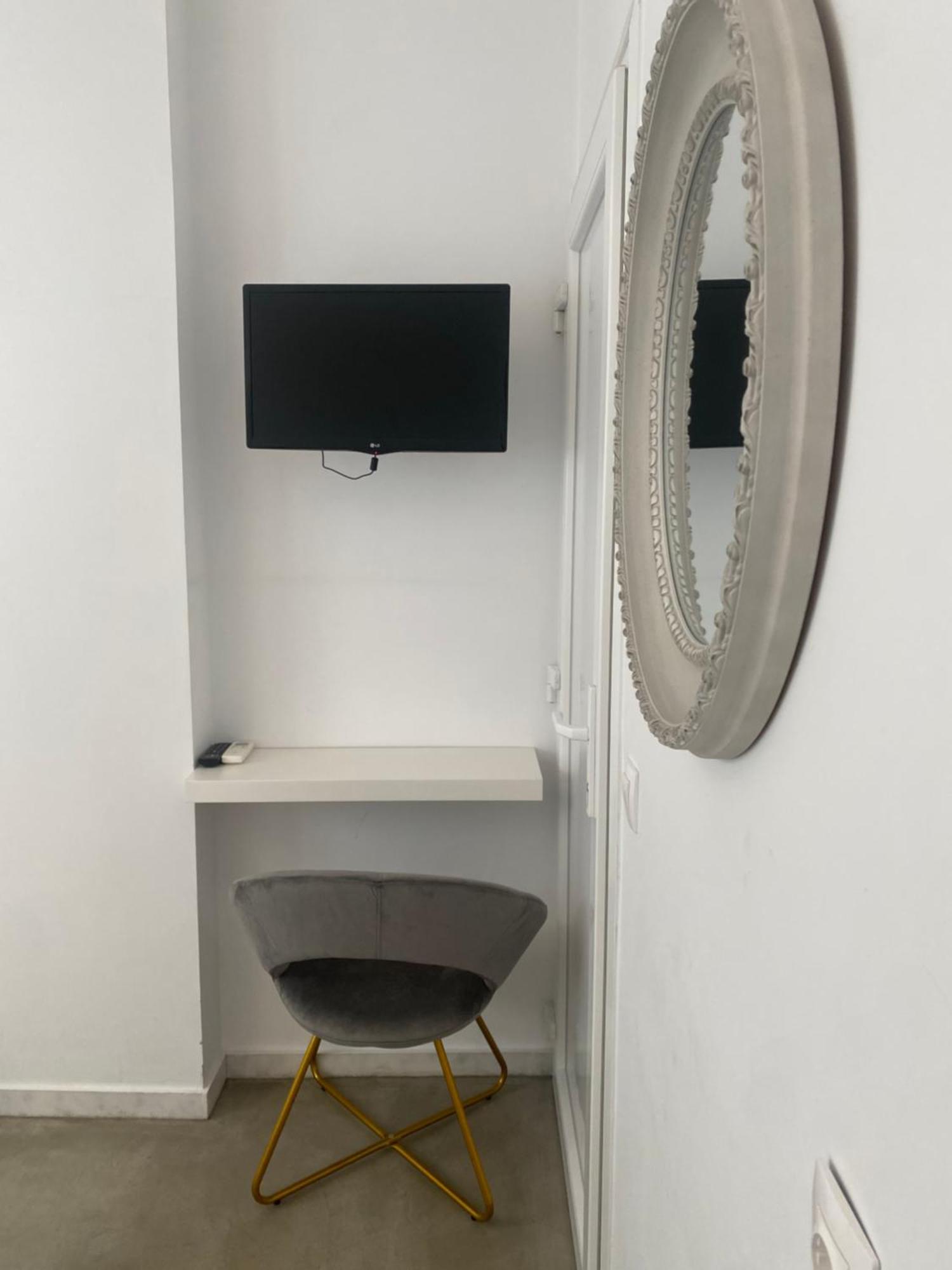 Bright And Roomy Apartment, In The Heart Of