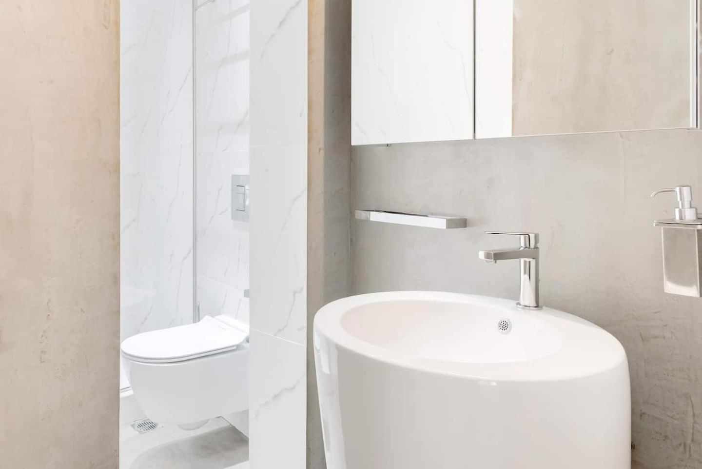 Bright And Roomy Apartment, In The Heart Of