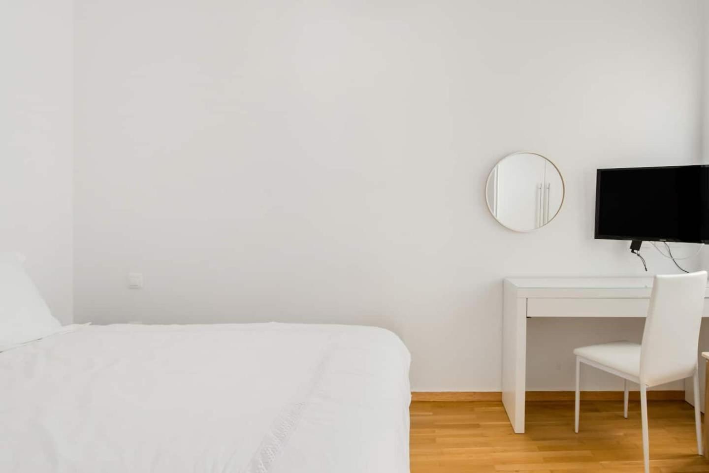 Bright And Roomy Apartment, In The Heart Of *