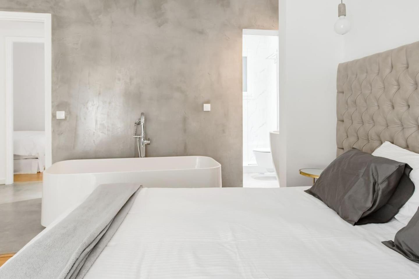 Bright And Roomy Apartment, In The Heart Of