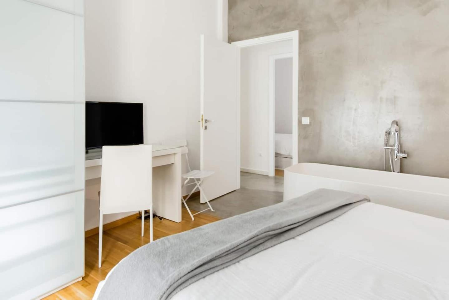 Bright And Roomy Apartment, In The Heart Of *